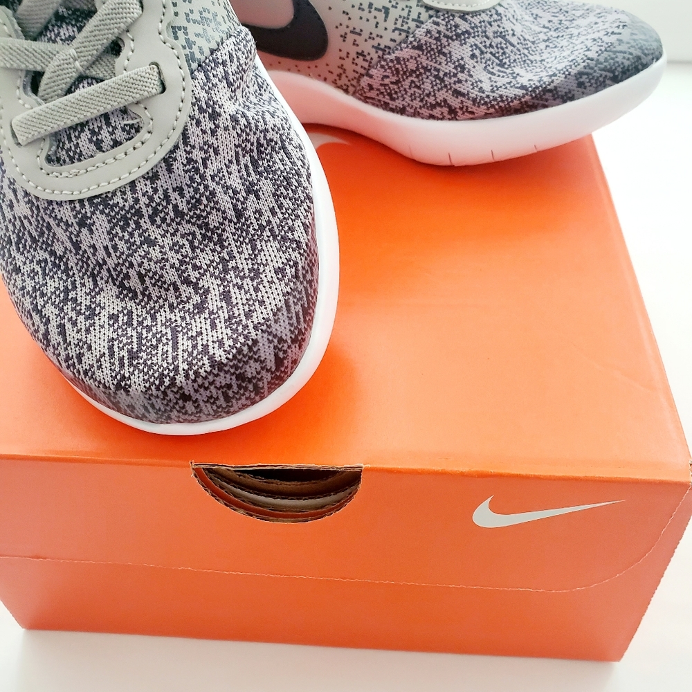 Nike Flex velcro closure grey tennis shoe - Picture 3 of 7
